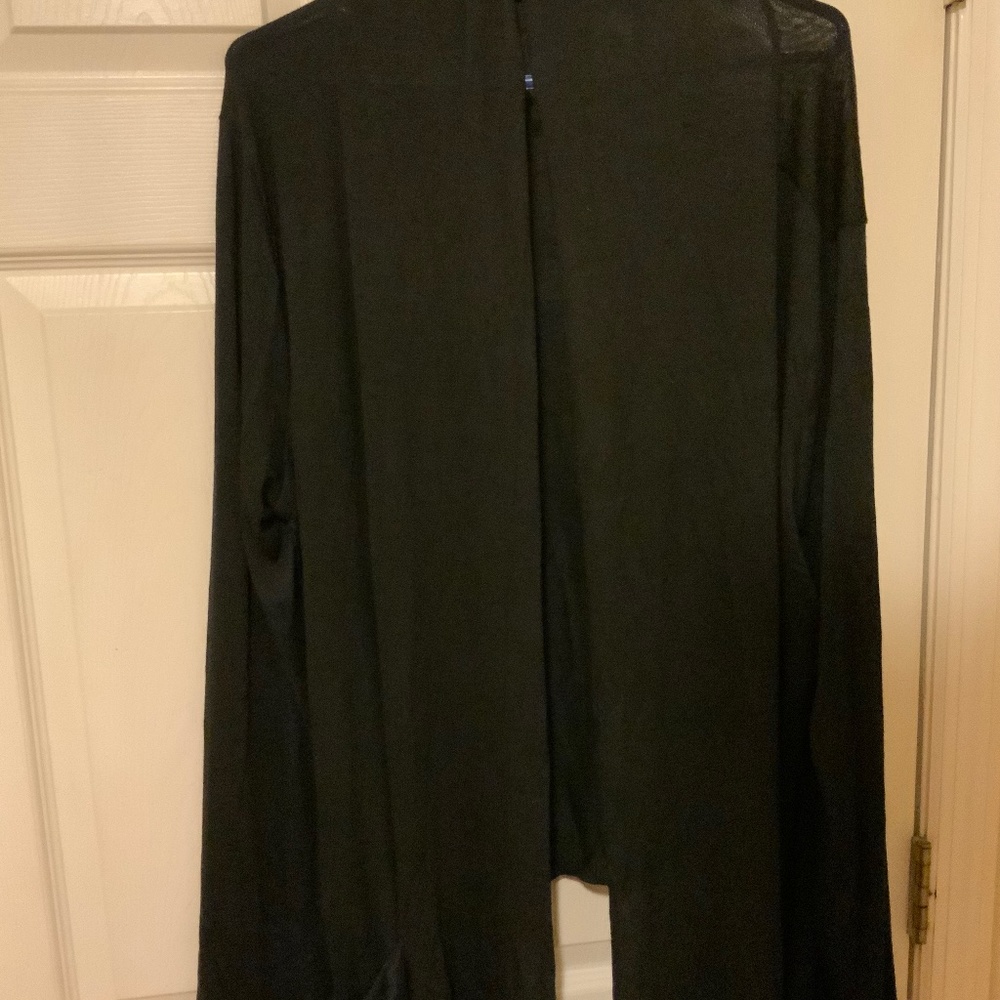 Cardigan - lightweight Black stretchy; no buttons ;side pockets size 3x; used.